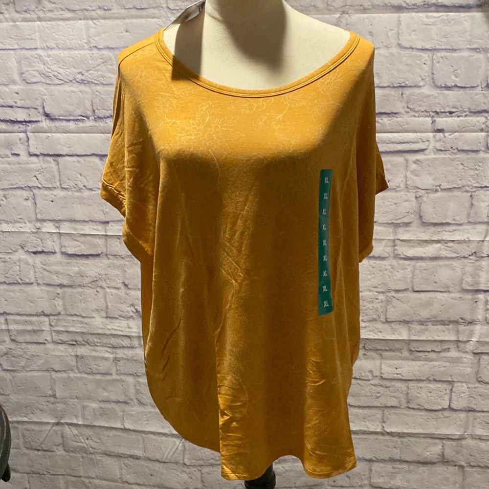 Super soft ladies top. It’s really soft and lightweight- the perfect summer top